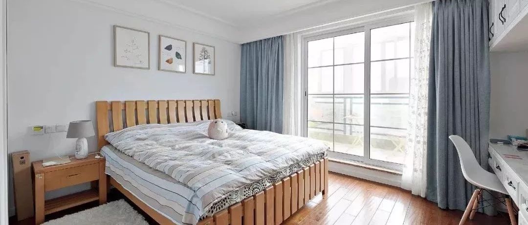 有阳台的卧室，装上玻璃推拉门，舒适大方！