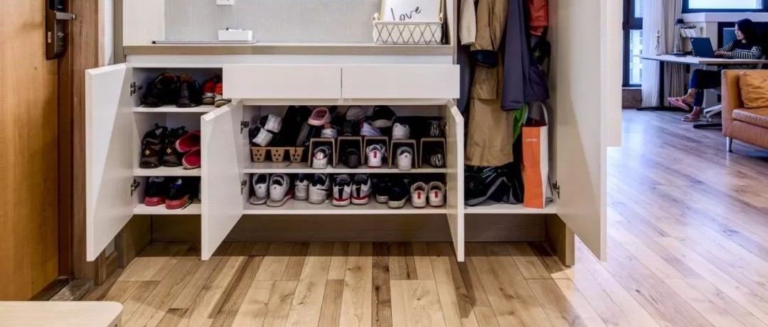 鞋柜底部留空这个小心机，竟带来如此便利！
